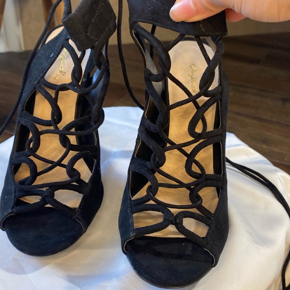 Black heels - Picture 2 of 8